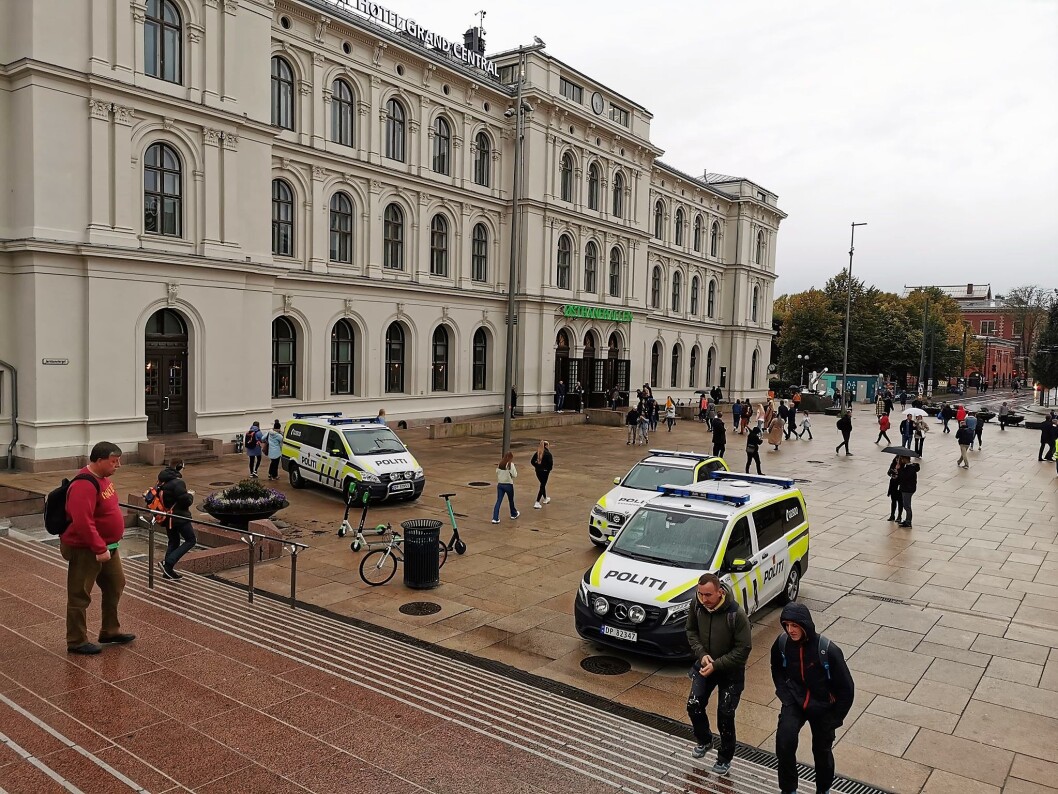 Seks politibiler og to hundepatruljer rykket ut til slagsmålet som skjedde på Oslo City. Foto: Christian Boger Seks politibiler og to hundepatruljer rykket ut til slagsmålet som skjedde på Oslo City. Foto: Christian Boger