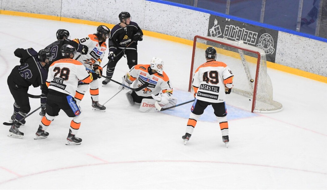 Grüners Kristian Kucera gir Grüner ledelsen 2-1 i kampen mot Frisk Asker. Det holdt desverre ikke helt inn. Askerlaget vant til slutt 3-2. Foto: Christian Boger Grüners Kristian Kucera gir Grüner ledelsen 2-1 i kampen mot Frisk Asker. Det holdt desverre ikke helt inn. Askerlaget vant til slutt 3-2. Foto: Christian Boger