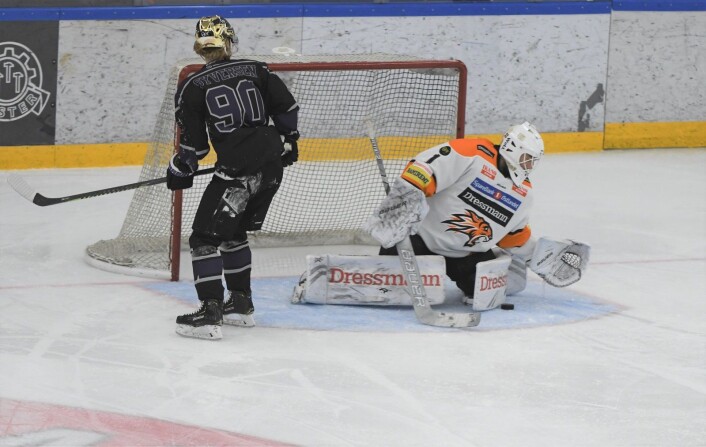 Grüner og Robin Olsen Syversen fikk muligheten på straffeslag i første periode. Frisk-keeper Nicklas Dahlberg reddet skuddet. Foto: Christian Boger Grüner og Robin Olsen Syversen fikk muligheten på straffeslag i første periode. Frisk-keeper Nicklas Dahlberg reddet skuddet. Foto: Christian Boger