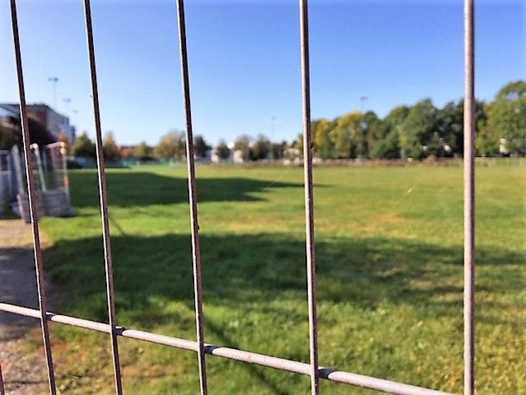 Bygging av ny kunstgressbane på Tørteberg ved Chateau Neuf er stanset. Men gjerne hindrer naboer å bruke friområdet. Foto: Arve Finkenhavn Bygging av ny kunstgressbane på Tørteberg ved Chateau Neuf er stanset. Men gjerne hindrer naboer å bruke friområdet. Foto: Arve Finkenhavn