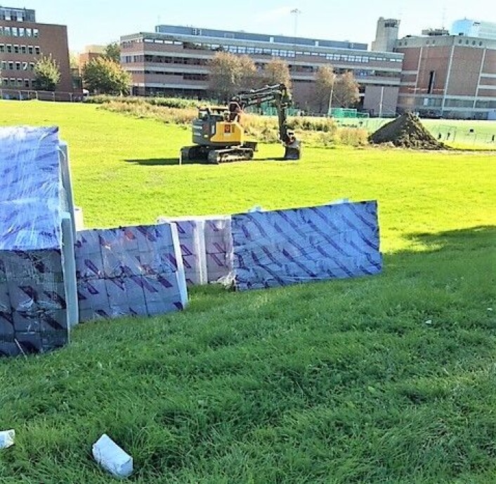 Gravemaskinen er nå fjernet, men gjerdene hindrer fortsatt naboer å bruke Tørteberg. Foto: Arve Finkenhavn Gravemaskinen er nå fjernet, men gjerdene hindrer fortsatt naboer å bruke Tørteberg. Foto: Arve Finkenhavn