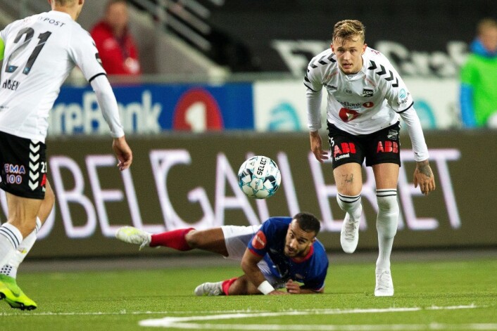 Odds venstreback Birk Risa ville ikke ha noe av at Vålerenga skulle bli første bortelag som tok med tre poeng fra Skien i år, og hamret inn 1-1 i det 93. minutt. Foto: Trond Reidar Teigen / NTB scanpix Odds venstreback Birk Risa ville ikke ha noe av at Vålerenga skulle bli første bortelag som tok med tre poeng fra Skien i år, og hamret inn 1-1 i det 93. minutt. Foto: Trond Reidar Teigen / NTB scanpix