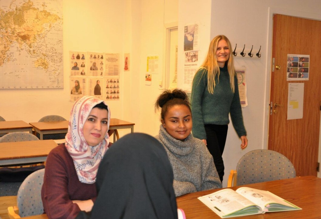 Daglig leder i KIA velferd, Merete Hallen, i klasserommet sammen med Bahar Ahmed (til v.), Mahelet Ayele og Sadia Abdi (med ryggen mot kamera). Foto: Arnsten Linstad