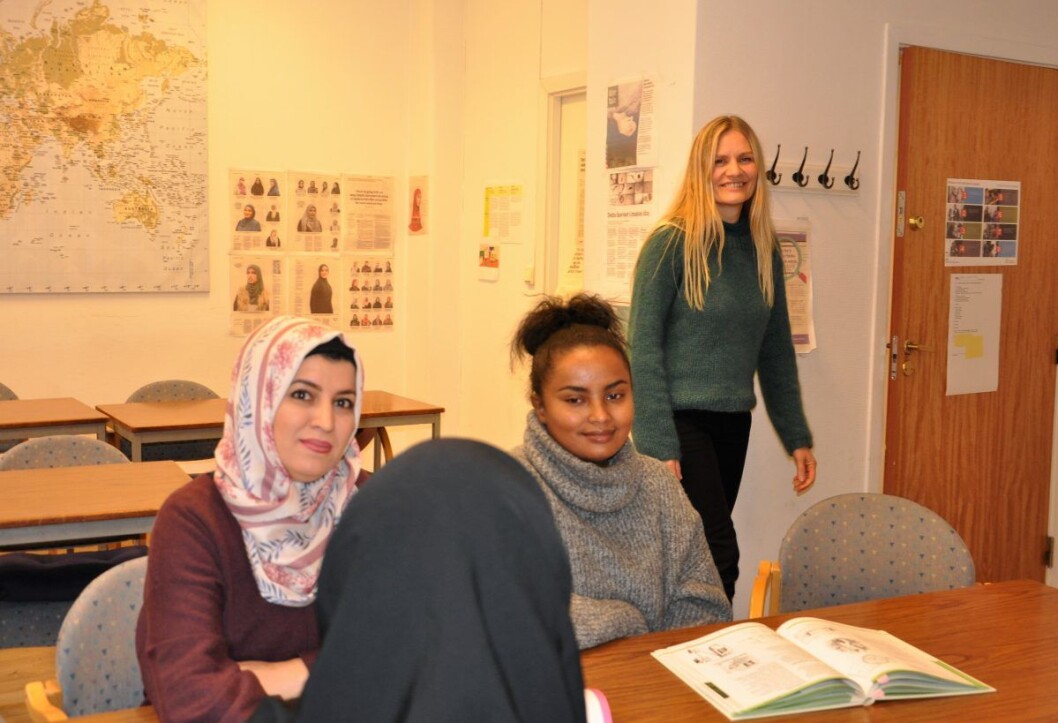 Daglig leder i KIA velferd, Merete Hallen, i klasserommet sammen med Bahar Ahmed (til v.), Mahelet Ayele og Sadia Abdi (med ryggen mot kamera). Foto: Arnsten Linstad Daglig leder i KIA velferd, Merete Hallen, i klasserommet sammen med Bahar Ahmed (til v.), Mahelet Ayele og Sadia Abdi (med ryggen mot kamera). Foto: Arnsten Linstad
