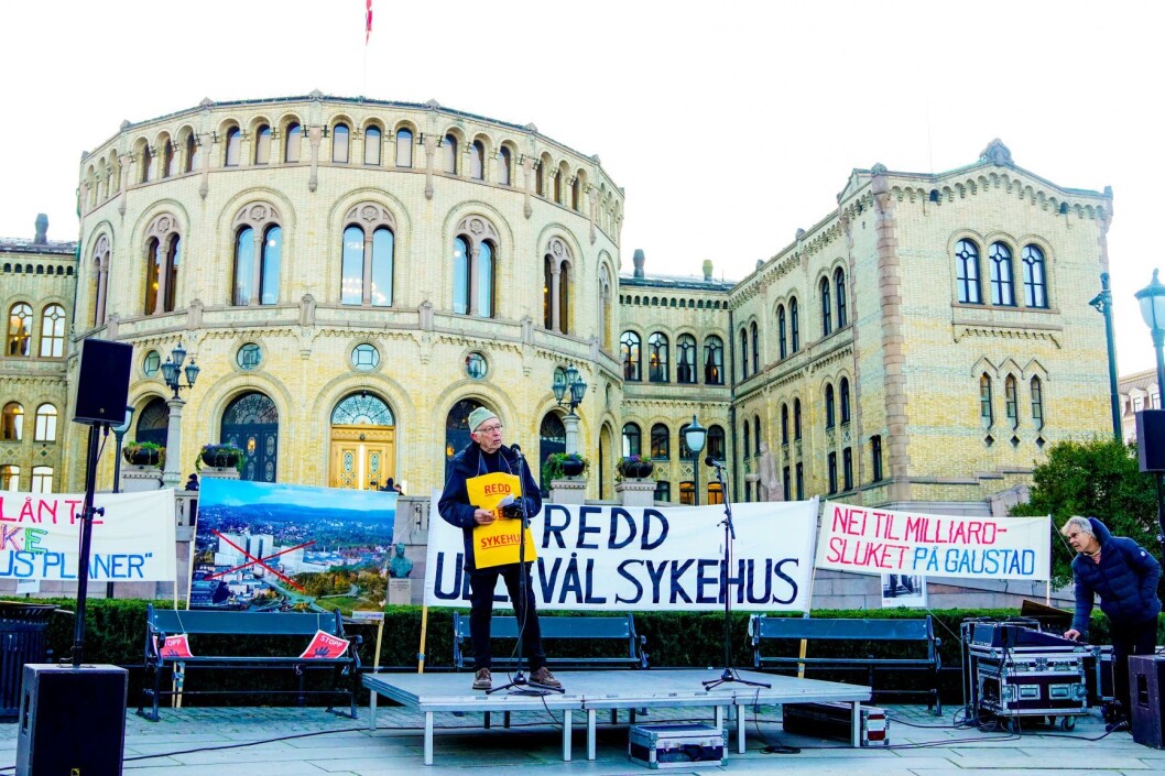 Leder for folkebevegelsen Redd Ullevål Sykehus, Rolf Kåresen, taler under sykehusdemonstrasjonen utenfor Stortinget i forbindelse med at statsbudsjettet fremlegges. Foto: Fredrik Hagen / NTB scanpix Leder for folkebevegelsen Redd Ullevål Sykehus, Rolf Kåresen, taler under sykehusdemonstrasjonen utenfor Stortinget i forbindelse med at statsbudsjettet fremlegges. Foto: Fredrik Hagen / NTB scanpix