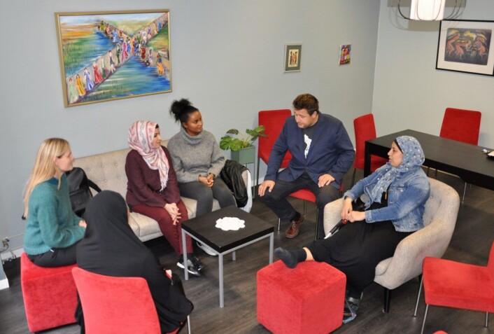 I "Pusterommet" hos KIA i Ebells gate. Fra venstre Sadia Abdi (ryggen mot kamera), Merete Hallen, Bahar Ahmed, Mahelet Ayele, Espen Andreas Hasle (KrF) og Mayada Moussa. Foto: Arnsten Linstad I "Pusterommet" hos KIA i Ebells gate. Fra venstre Sadia Abdi (ryggen mot kamera), Merete Hallen, Bahar Ahmed, Mahelet Ayele, Espen Andreas Hasle (KrF) og Mayada Moussa. Foto: Arnsten Linstad