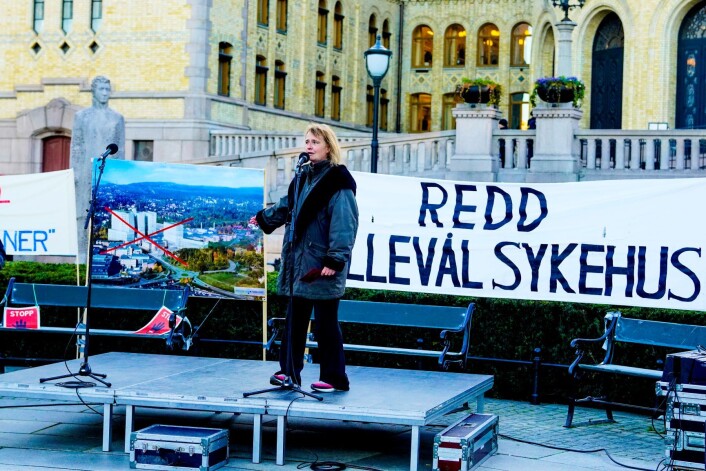 Nestleder for folkebevegelsen Redd Ullevål Sykehus, Lene Haug, taler under sykehusdemonstrasjonen utenfor Stortinget i forbindelse med at statsbudsjettet fremlegges. Foto: Fredrik Hagen / NTB scanpix Nestleder for folkebevegelsen Redd Ullevål Sykehus, Lene Haug, taler under sykehusdemonstrasjonen utenfor Stortinget i forbindelse med at statsbudsjettet fremlegges. Foto: Fredrik Hagen / NTB scanpix