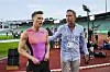 Oslo 20250612. Karsten Warholm fra Norge og stevnedirektør og daglig leder Bislett Games Steinar Hoen etter Diamond League-øvelsen 300m hekk menn under Bislett Games på Bislett stadion i Oslo torsdag.Foto: Fredrik Varfjell / NTB