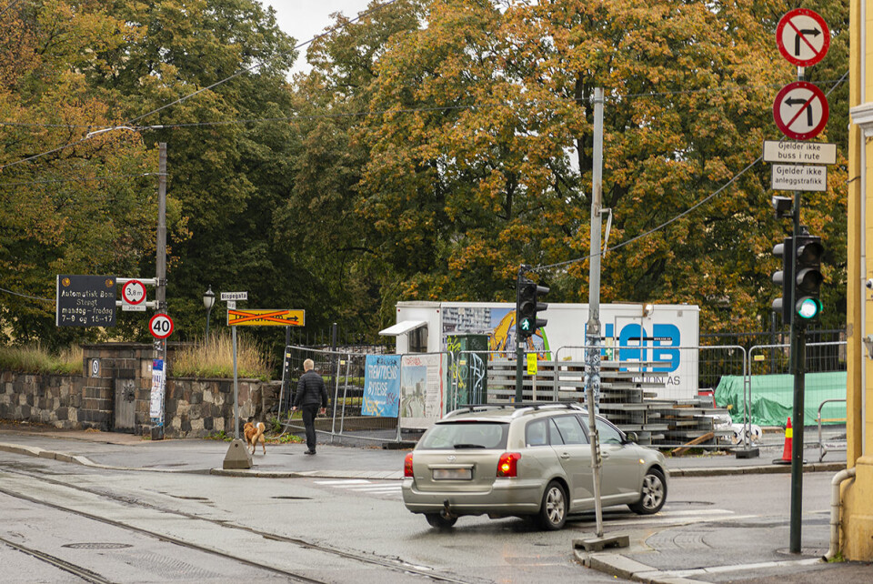 Bilister som kommer sørfra i Oslo gate, smetter også gjennom Bispegata. Dette er skoleveien for mange elever ved Gamlebyen skole. Foto: Morten Lauveng Jørgensen