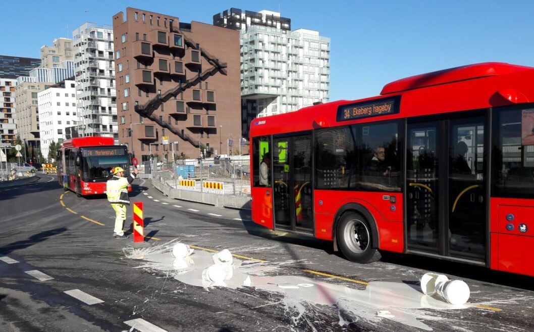 Det ble trangt for bussene i Bispegata da malingsølet lå utover. Trafikkdirigent Helge Klemp dirigerer bussene rundt malingen. Foto: Anders Høilund Det ble trangt for bussene i Bispegata da malingsølet lå utover. Trafikkdirigent Helge Klemp dirigerer bussene rundt malingen. Foto: Anders Høilund