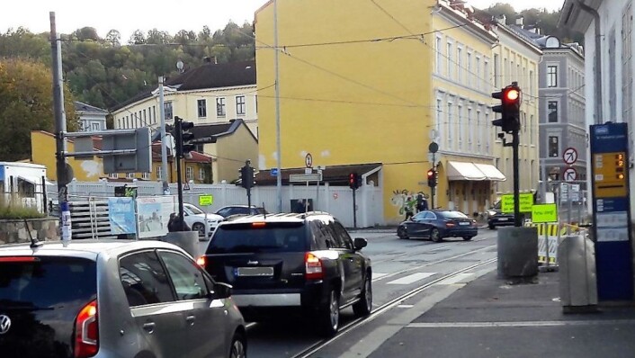 Bispegata er stengt for gjennomkjøring, og det er tydelig skiltet. Likevel blir den brukt av mange som kjører inn fra Oslo gate. Foto: Anders Høilund Bispegata er stengt for gjennomkjøring, og det er tydelig skiltet. Likevel blir den brukt av mange som kjører inn fra Oslo gate. Foto: Anders Høilund