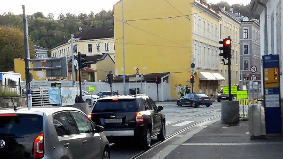 Bispegata er stengt for gjennomkjøring, og det er tydelig skiltet. Likevel blir den brukt av mange som kjører inn fra Oslo gate. Foto: Anders Høilund