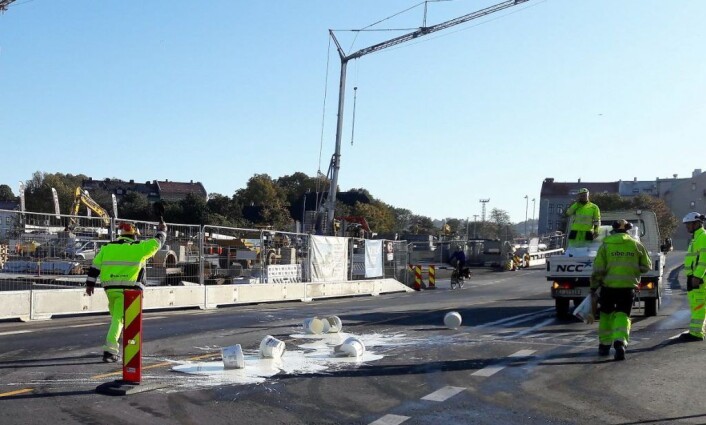 Trafikkdirigenter fra Trafikkjentene måtte sperre av det ene kjørefeltet, og dirigere trafikken. Foto: Anders Høilund Trafikkdirigenter fra Trafikkjentene måtte sperre av det ene kjørefeltet, og dirigere trafikken. Foto: Anders Høilund