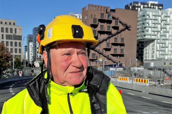 Trafikkdirigent Helge Klemp er frustrert over mange bilisters mangel på respekt for skiltingen i Gamlebyen. Foto: Anders Høilund Trafikkdirigent Helge Klemp er frustrert over mange bilisters mangel på respekt for skiltingen i Gamlebyen. Foto: Anders Høilund