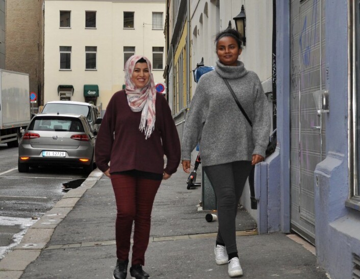 Bahar Ahmed (til v.) og Mahelet Ayele på vei til språkopplæring hos KIA i Ebells gate. Foto: Arnsten Linstad