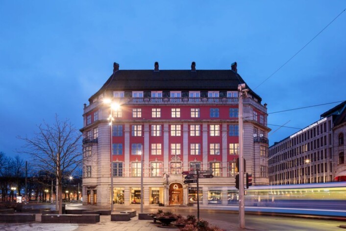 Amerikalinjen, på Jernbanetorget 2, var det første bygget i Norge med air condition og heis. Det fungerte som hovedkontor for amerikabåtene til 1983. Foto: Francisco Nogueira Amerikalinjen, på Jernbanetorget 2, var det første bygget i Norge med air condition og heis. Det fungerte som hovedkontor for amerikabåtene til 1983. Foto: Francisco Nogueira