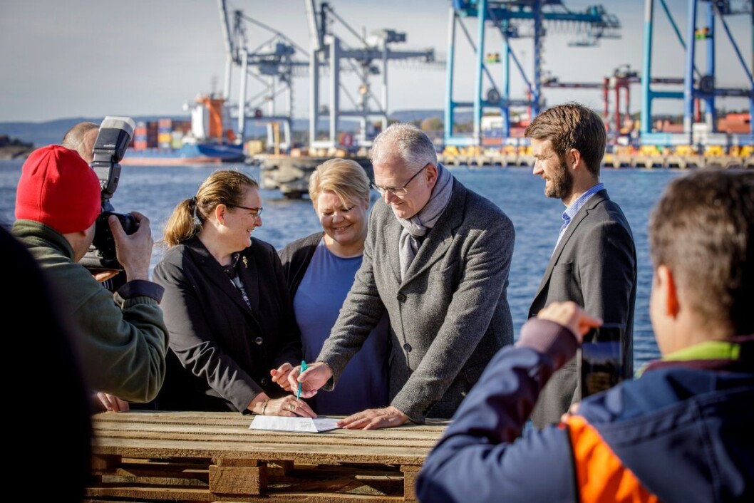 Fra venstre; Liv Monica Stubholt, styreleder Fortum Oslo Varme, Marthe Scharning Lund, byråd for næring og eierskap, Roger Schjerva, styreleder Oslo Havn, og Eirik F Tandberg, adm. dir. Fortum Oslo Varme. Foto: Fortum Fra venstre; Liv Monica Stubholt, styreleder Fortum Oslo Varme, Marthe Scharning Lund, byråd for næring og eierskap, Roger Schjerva, styreleder Oslo Havn, og Eirik F Tandberg, adm. dir. Fortum Oslo Varme. Foto: Fortum