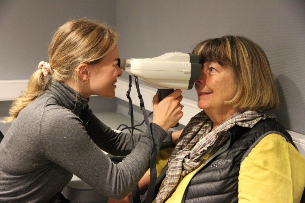 Optikerassistent i Specsavers, Vilde Kraugerud, sjekker synet til Astrid Kallhovd på Deichman bibliotek Majorstuen. Foto: Norges Blindeforbund Optikerassistent i Specsavers, Vilde Kraugerud, sjekker synet til Astrid Kallhovd på Deichman bibliotek Majorstuen. Foto: Norges Blindeforbund