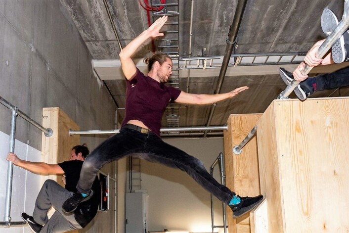 � Vi hjelper hverandre og lærer nye triks av hverandre. Det er ingen konkurranse og rivalisering her, sier de som bruker Oslo Parkour Park. Foto: Morten Laueng Jørgensen � Vi hjelper hverandre og lærer nye triks av hverandre. Det er ingen konkurranse og rivalisering her, sier de som bruker Oslo Parkour Park. Foto: Morten Laueng Jørgensen