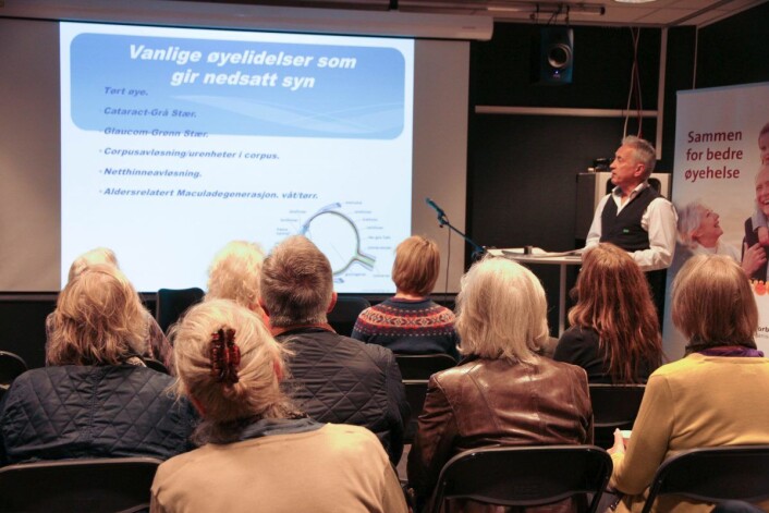 Optiker Per Sigurd Baalsrud holder foredrag om øyesykdommer og øyehelse. Foto: Norges Blindeforbund Optiker Per Sigurd Baalsrud holder foredrag om øyesykdommer og øyehelse. Foto: Norges Blindeforbund