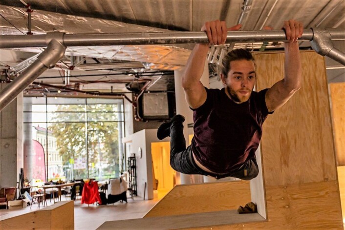 Antero Hein tester svevefølelsen når han svinger seg fra en holme til en annen. Foto: Moten Lauveng Jørgensen Antero Hein tester svevefølelsen når han svinger seg fra en holme til en annen. Foto: Moten Lauveng Jørgensen