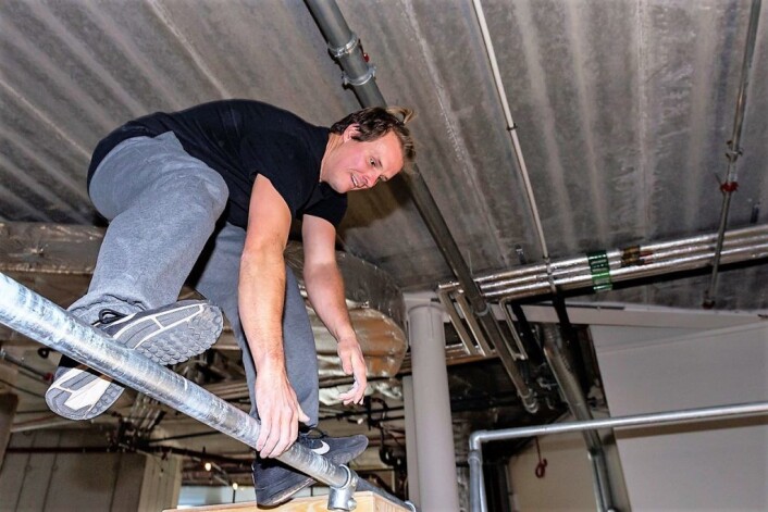 Terje Mellemstuen har trent parkour i litt mer enn to år, men han ser ut som om han ikke har gjort annet. Foto: Morten Lauveng Jørgensen Terje Mellemstuen har trent parkour i litt mer enn to år, men han ser ut som om han ikke har gjort annet. Foto: Morten Lauveng Jørgensen