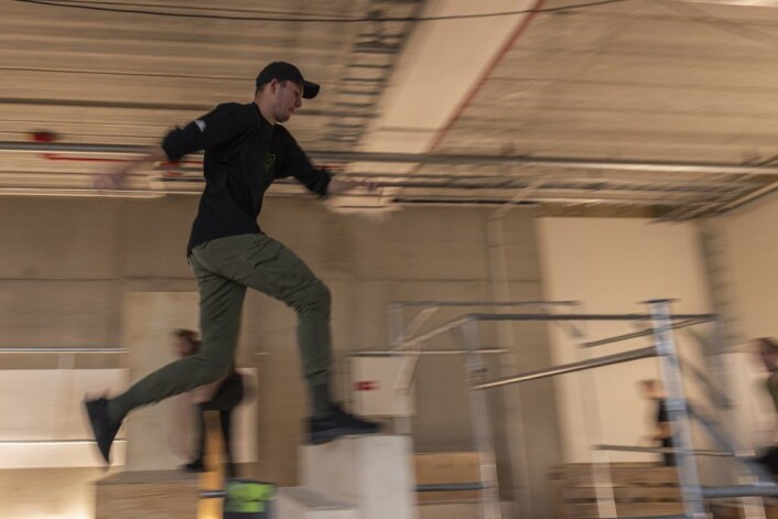 Ved å søke etter Parkour Oslo kom Fredrikstad-gutten Sindre Jakobsen i kontakt med miljøet. Foto: Morten Lauveng Jørgensen Ved å søke etter Parkour Oslo kom Fredrikstad-gutten Sindre Jakobsen i kontakt med miljøet. Foto: Morten Lauveng Jørgensen