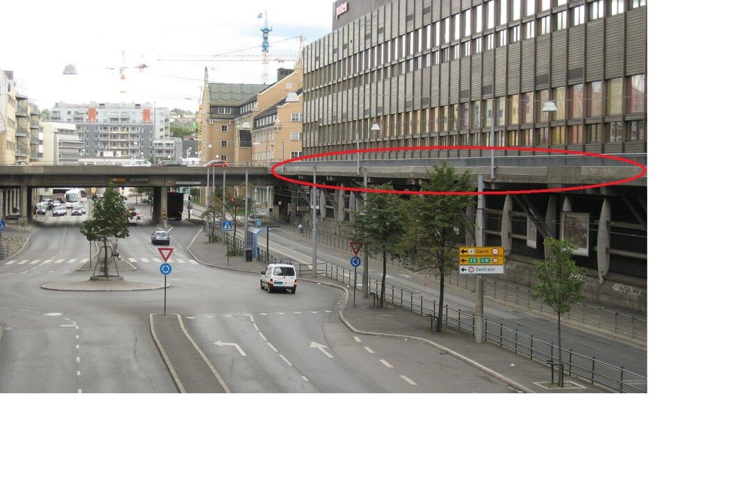 En 11 tonns del av denne brua har løsnet og er i ferd med å falle ned på veien under. Foto: Peter Krefting / Wikimedia Commons En 11 tonns del av denne brua har løsnet og er i ferd med å falle ned på veien under. Foto: Peter Krefting / Wikimedia Commons