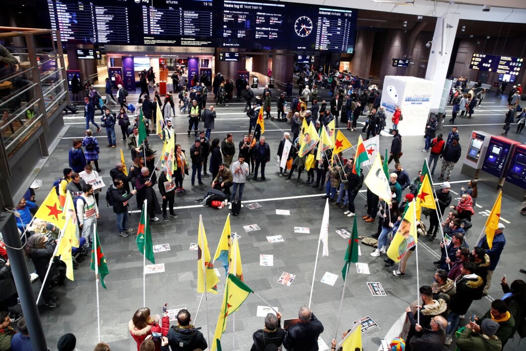 Kurdere demonstrerer inne på Oslo sentralstasjon. Foto: Terje Pedersen / NTB scanpix Kurdere demonstrerer inne på Oslo sentralstasjon. Foto: Terje Pedersen / NTB scanpix