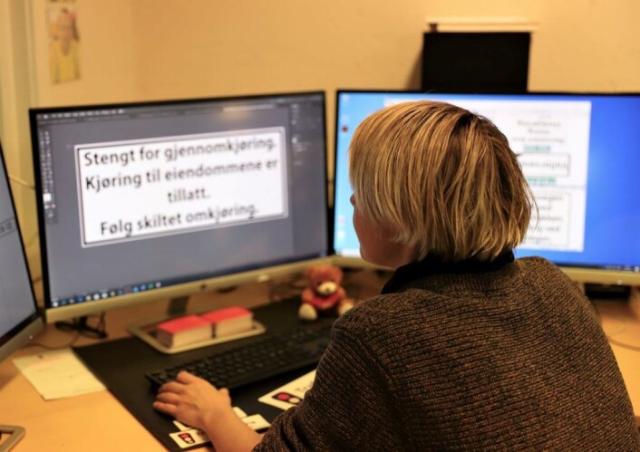 Trafikkjentene lager skiltene de trenger selv. Skiltmaker Lene Olafsrud Johnsen må holde tunga rett i munnen og prentesvarten unna når hun lager tekster til skiltene. Foto: André Kjernsli Trafikkjentene lager skiltene de trenger selv. Skiltmaker Lene Olafsrud Johnsen må holde tunga rett i munnen og prentesvarten unna når hun lager tekster til skiltene. Foto: André Kjernsli