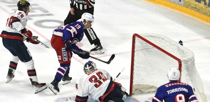 Ellevill hockeyfest: – Perfekt start på min Vålerenga-karriere, sier Adrian Saxrud-Danielsen