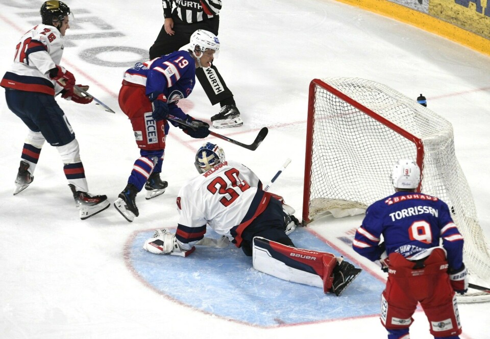 Ellevill hockeyfest: – Perfekt start på min Vålerenga-karriere, sier Adrian Saxrud-Danielsen