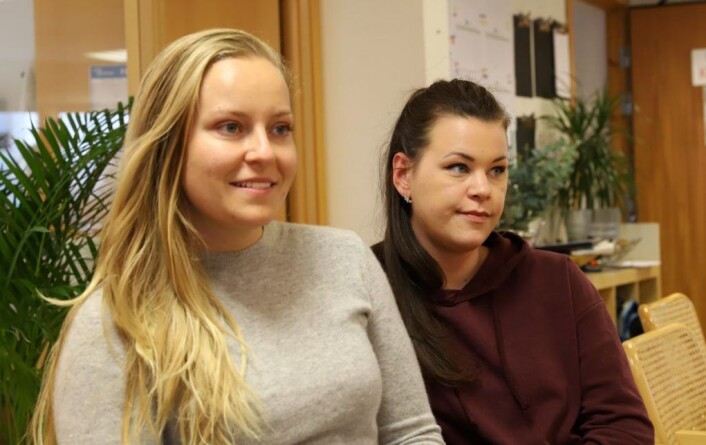 Guro Martine Baugerød og Anna Rifelj har begge stått ute som trafikkdirigenter. Nå er de til daglig henholdsvis driftsleder og bookingansvarlig hos Trafikkjentene. Foto: André Kjernsli Guro Martine Baugerød og Anna Rifelj har begge stått ute som trafikkdirigenter. Nå er de til daglig henholdsvis driftsleder og bookingansvarlig hos Trafikkjentene. Foto: André Kjernsli