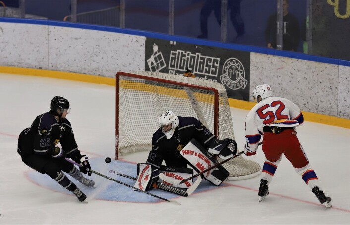 Filip Gunnarsson holdt på å score tidlig i kampen. Foto: André Kjernsli Filip Gunnarsson holdt på å score tidlig i kampen. Foto: André Kjernsli