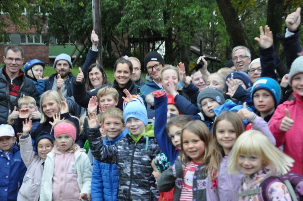 Jublende glade foreldre og elever ved Bolteløkka jubler over at plan- og bygningsetaten gir kalrsignal til midlertidig skole på Adamstuen mens Bolteløkka pusses opp. Foto: Arnsten Linstad Jublende glade foreldre og elever ved Bolteløkka jubler over at plan- og bygningsetaten gir kalrsignal til midlertidig skole på Adamstuen mens Bolteløkka pusses opp. Foto: Arnsten Linstad