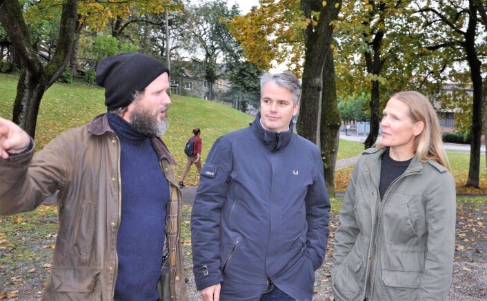 Nestleder i FAU ved Bolteløkka skole, Håvard Lorentzen (til v.), sammen med tidligere FAU-leder Magnus Buflod og nyvalgt FAU-medlem Åsne Seierstad på tomta plan- og bygningsetaten nå sier kan brukes til midlertidig skole. Foto: Arnsten Linstad Nestleder i FAU ved Bolteløkka skole, Håvard Lorentzen (til v.), sammen med tidligere FAU-leder Magnus Buflod og nyvalgt FAU-medlem Åsne Seierstad på tomta plan- og bygningsetaten nå sier kan brukes til midlertidig skole. Foto: Arnsten Linstad