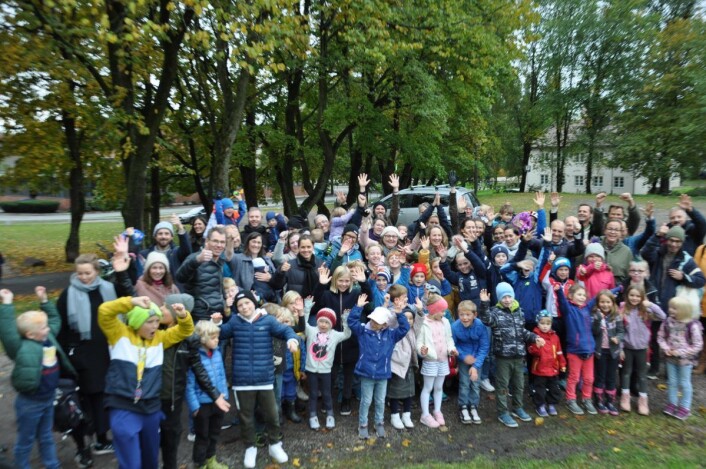 Jublende glade over den gode nyheten fra plan- og bygningsetaten. Men foreldre og elever vet at det er utdanningsetaten som bestemmer til sist. Nå håper de skolebyråkratene stanser bussingen og går for paviljongskole. Foto: Arnsten Linstad Jublende glade over den gode nyheten fra plan- og bygningsetaten. Men foreldre og elever vet at det er utdanningsetaten som bestemmer til sist. Nå håper de skolebyråkratene stanser bussingen og går for paviljongskole. Foto: Arnsten Linstad