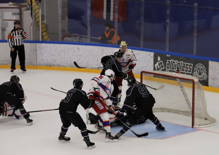 Det så lenge ut til at sisteperioden skulle bli målløs, men Magnus Brekke Henriksen kriget inn en goal mot slutten. Foto: André Kjernsli Det så lenge ut til at sisteperioden skulle bli målløs, men Magnus Brekke Henriksen kriget inn en goal mot slutten. Foto: André Kjernsli