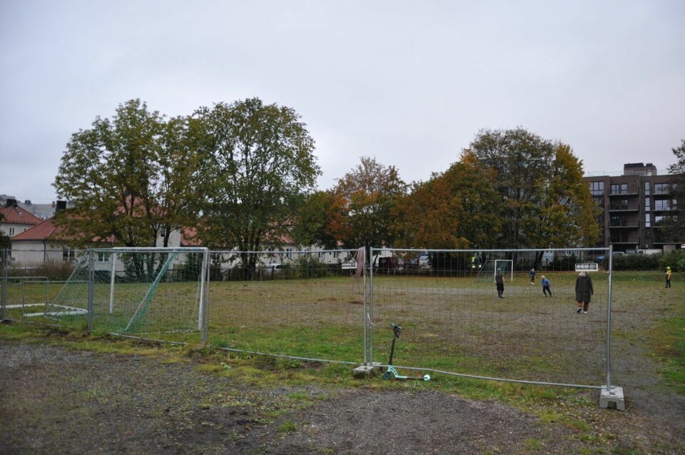 Denne tomta ut mot Thulstrupsgate tilhører Veterinærhøyskolen, og er klargjort for midlertidige bygg. Her ønsker foreldrene paviljongløsning mens Bolteløkka skole totalrehabiliteres. Foto: Arnsten Linstad