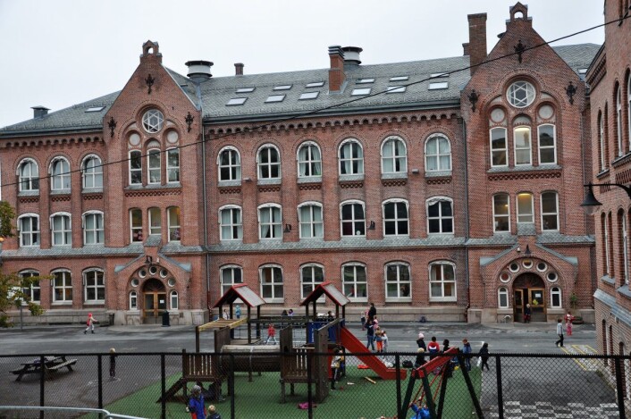 121 år gamle Bolteløkka skole stenges i to og et halvt år når rehabiliteringsarbeidene starter. Nå øyner foreldre og barn en mulighet til å slippe bussing fordi PBE sier ja til midlertidig skole ved Veterinærhøyskolen. Foto: Arnsten Linstad 121 år gamle Bolteløkka skole stenges i to og et halvt år når rehabiliteringsarbeidene starter. Nå øyner foreldre og barn en mulighet til å slippe bussing fordi PBE sier ja til midlertidig skole ved Veterinærhøyskolen. Foto: Arnsten Linstad