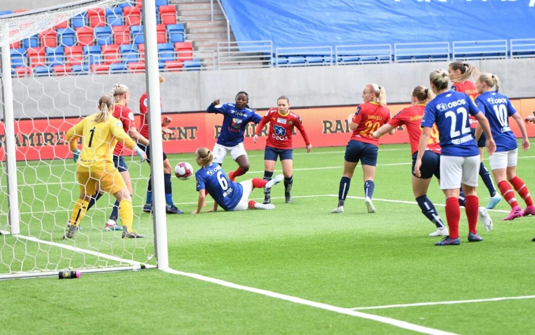 Stadig var det fare på ferde foran Røs-keeper Kirvil Odden Sundsfjord. Vålerenga-jentene måtte likevel nøye seg med uavgjort i lørdagens byderby. Foto Christian Boger Stadig var det fare på ferde foran Røs-keeper Kirvil Odden Sundsfjord. Vålerenga-jentene måtte likevel nøye seg med uavgjort i lørdagens byderby. Foto Christian Boger