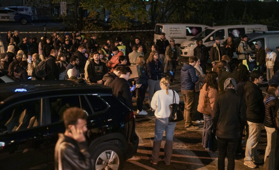Beboerne, mange av dem studenter, samlet rett etter politiets nødevakuering søndag. Oslo 20251026. Mange av beboerne i studentboligen står samlet utenfor. Nødetatene jobber på stedet etter at det har gått et jord- og steinras i en skråning ved Carl Berner i Oslo. Raset beskrives som nokså omfattende.Foto: Thomas Fure / NTB