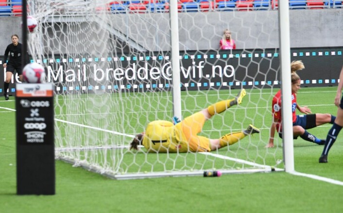En god Røa-keeper klarte ikke å hindre at Maruschka Waldus ga Vålerenga ledelsen 1-0. Foto: Christian Boger