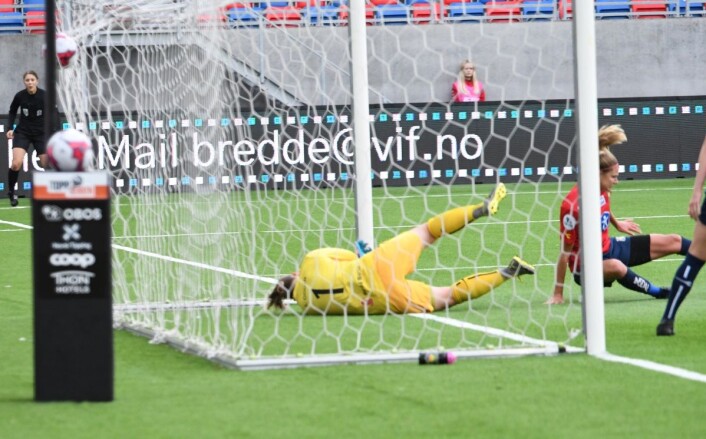 En god Røa-keeper klarte ikke å hindre at Maruschka Waldus ga Vålerenga ledelsen 1-0. Foto: Christian Boger En god Røa-keeper klarte ikke å hindre at Maruschka Waldus ga Vålerenga ledelsen 1-0. Foto: Christian Boger