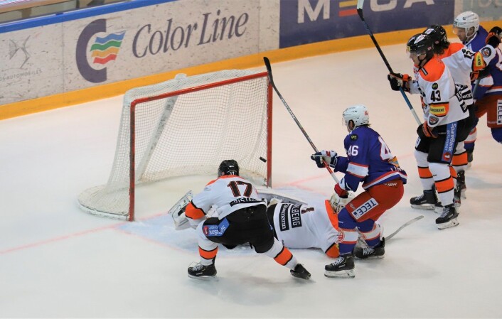 Tobias Lindtröm pirker pucken over Nicklas Dahlberg i Frisk-buret, og VIF tar ledelsen i kampen. Foto: André Kjernsli Tobias Lindtröm pirker pucken over Nicklas Dahlberg i Frisk-buret, og VIF tar ledelsen i kampen. Foto: André Kjernsli