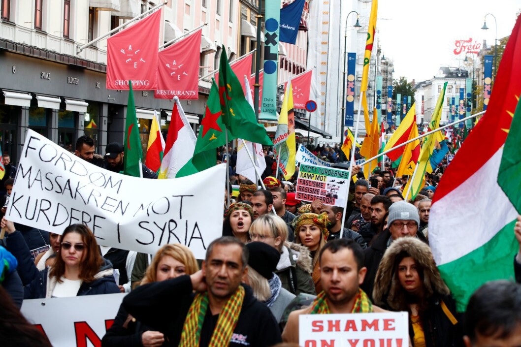 Et tog med demonstranter gikk fra Oslo S til Utenriksdepartementet for å demonstrere mot Tyrkias militæroperasjon i Syria. Foto: Terje Pedersen / NTB scanpix
Et tog med demonstranter gikk fra Oslo S til Utenriksdepartementet for å demonstrere mot Tyrkias militæroperasjon i Syria. Foto: Terje Pedersen / NTB scanpix
