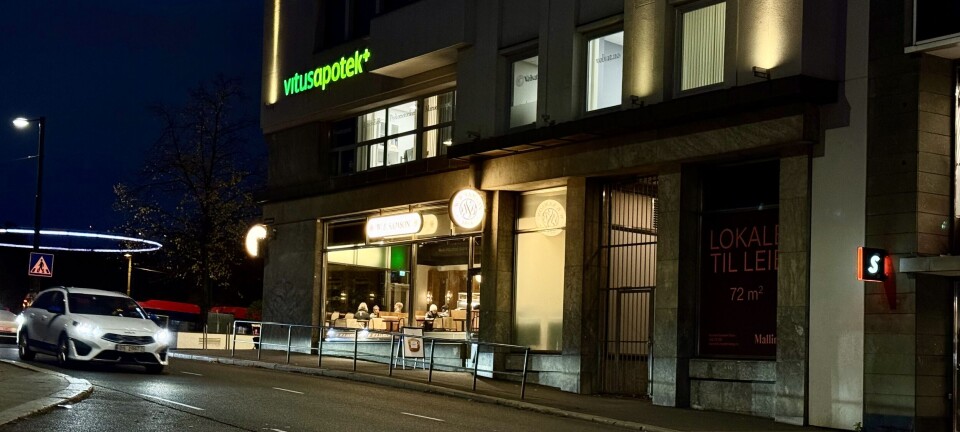 Mann på frifot etter å ha truet med å drepe apotekansatt i sentrum: – Tok seg med makt bak kassen