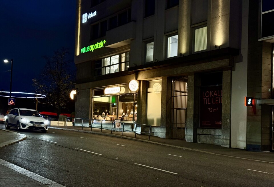 Mann på frifot etter å ha truet med å drepe apotekansatt i sentrum: – Tok seg med makt bak kassen