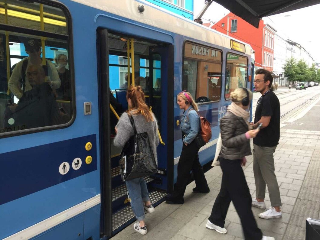 Travelt ut og inn av trikken på Schous plass, en av de mest populære trikkestoppene på Grunerløkka. Foto: Vegard Velle Travelt ut og inn av trikken på Schous plass, en av de mest populære trikkestoppene på Grunerløkka. Foto: Vegard Velle