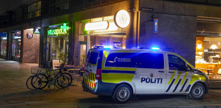 Mann på frifot etter å ha truet med å drepe apotekansatt i sentrum: – Tok seg med makt bak kassen